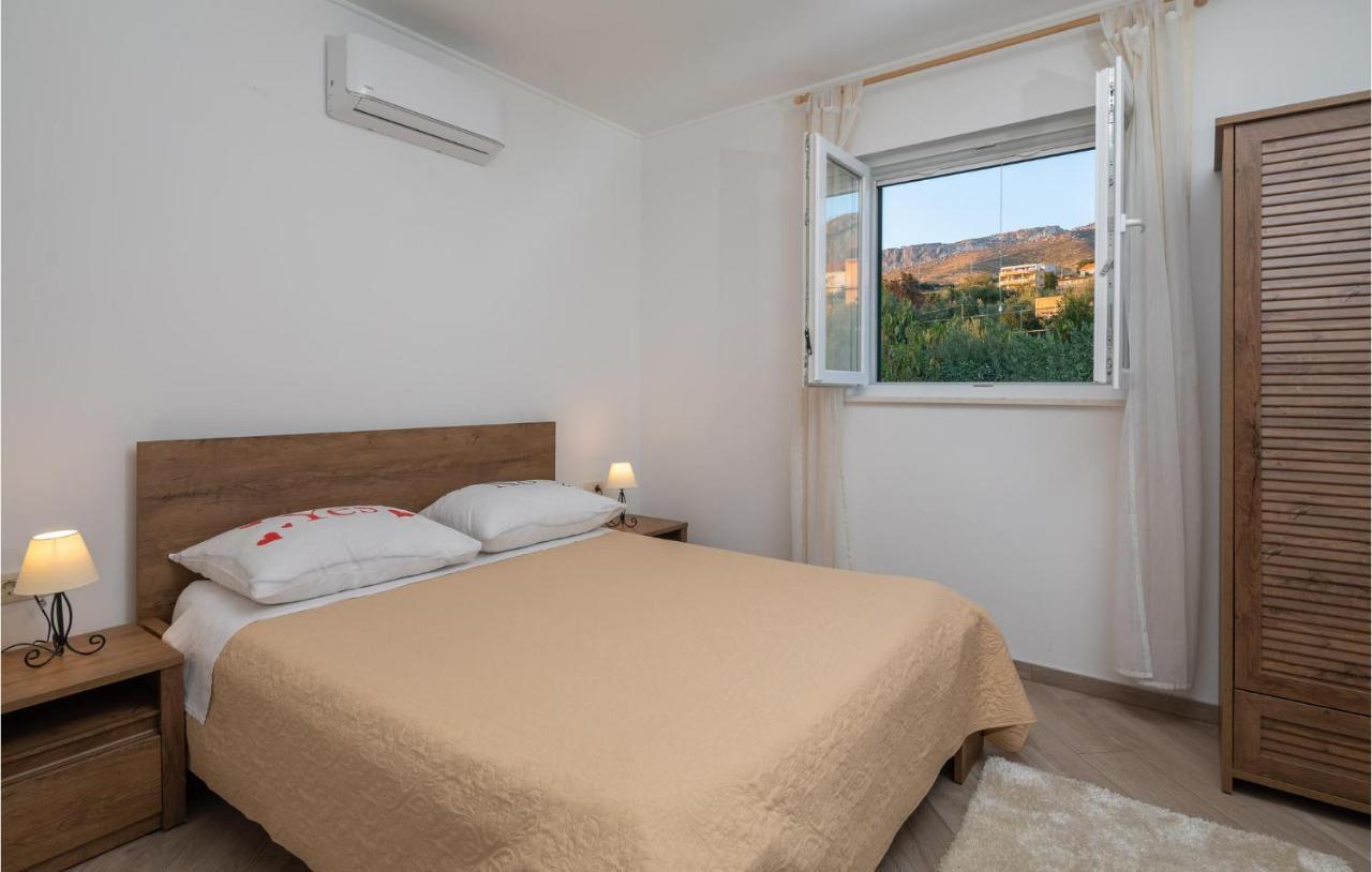 Cozy Home In Zrnovnica With Wifi Luaran gambar