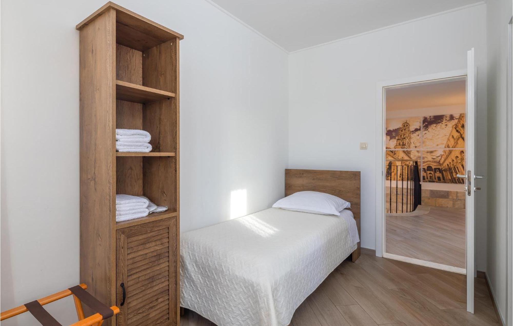 Cozy Home In Zrnovnica With Wifi Luaran gambar