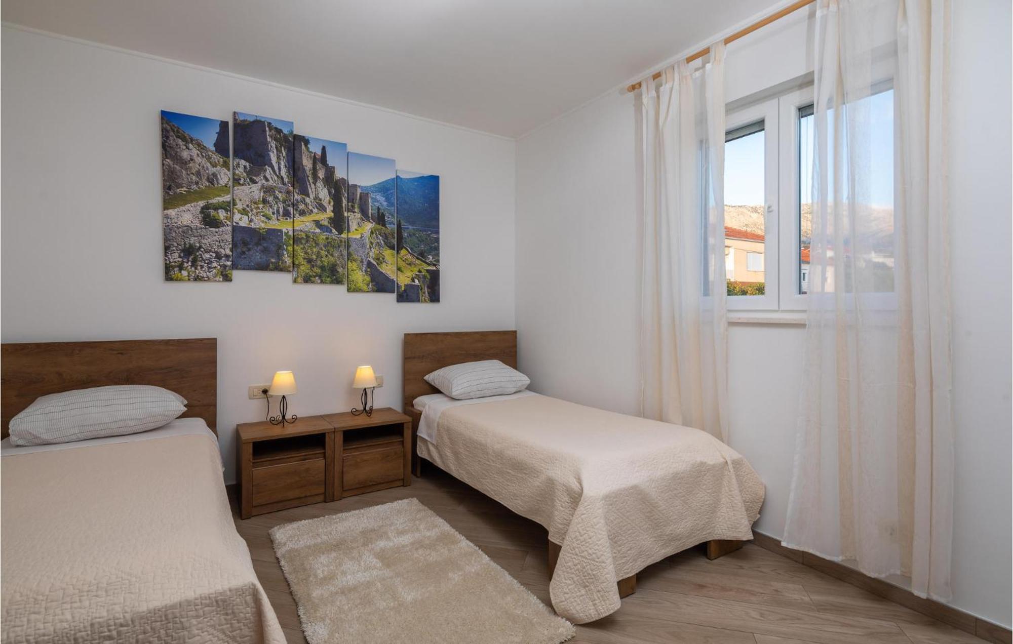 Cozy Home In Zrnovnica With Wifi Luaran gambar