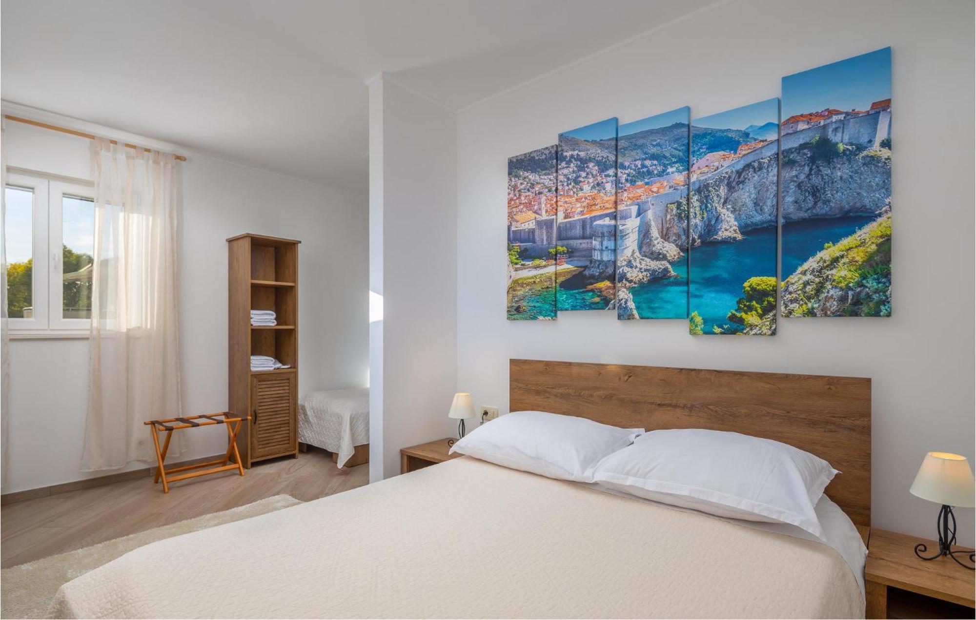 Cozy Home In Zrnovnica With Wifi Luaran gambar