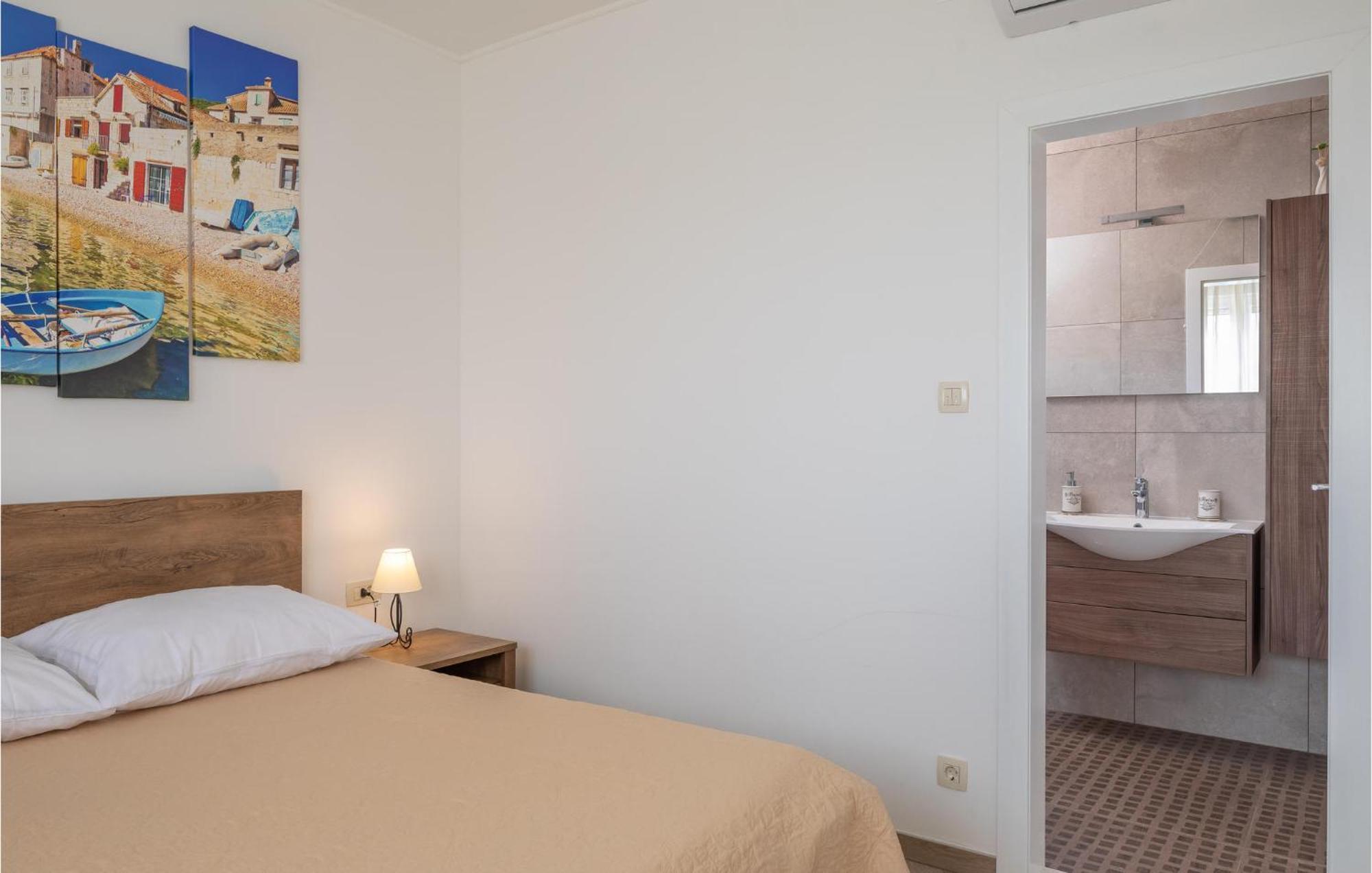 Cozy Home In Zrnovnica With Wifi Luaran gambar