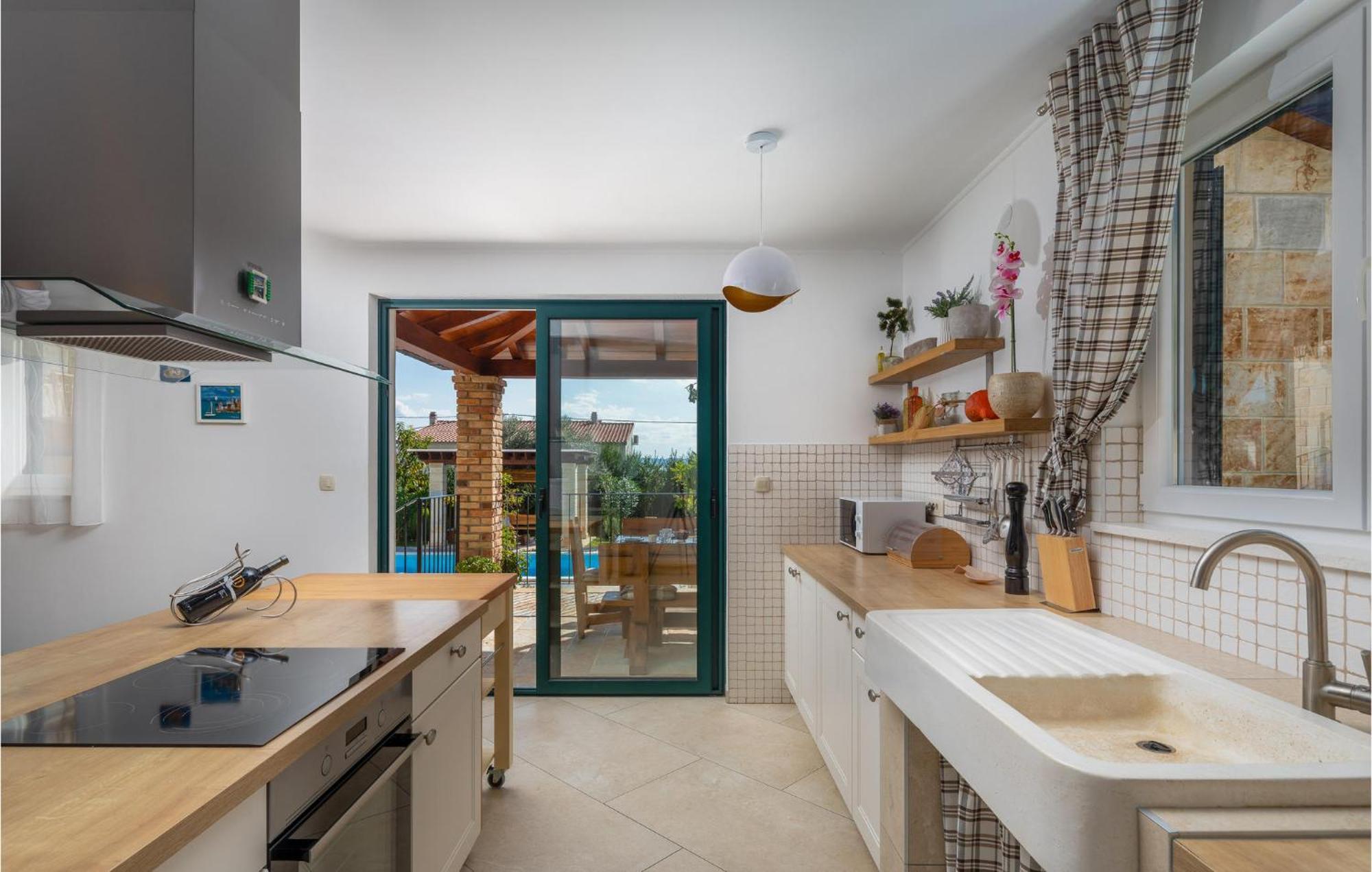 Cozy Home In Zrnovnica With Wifi Luaran gambar