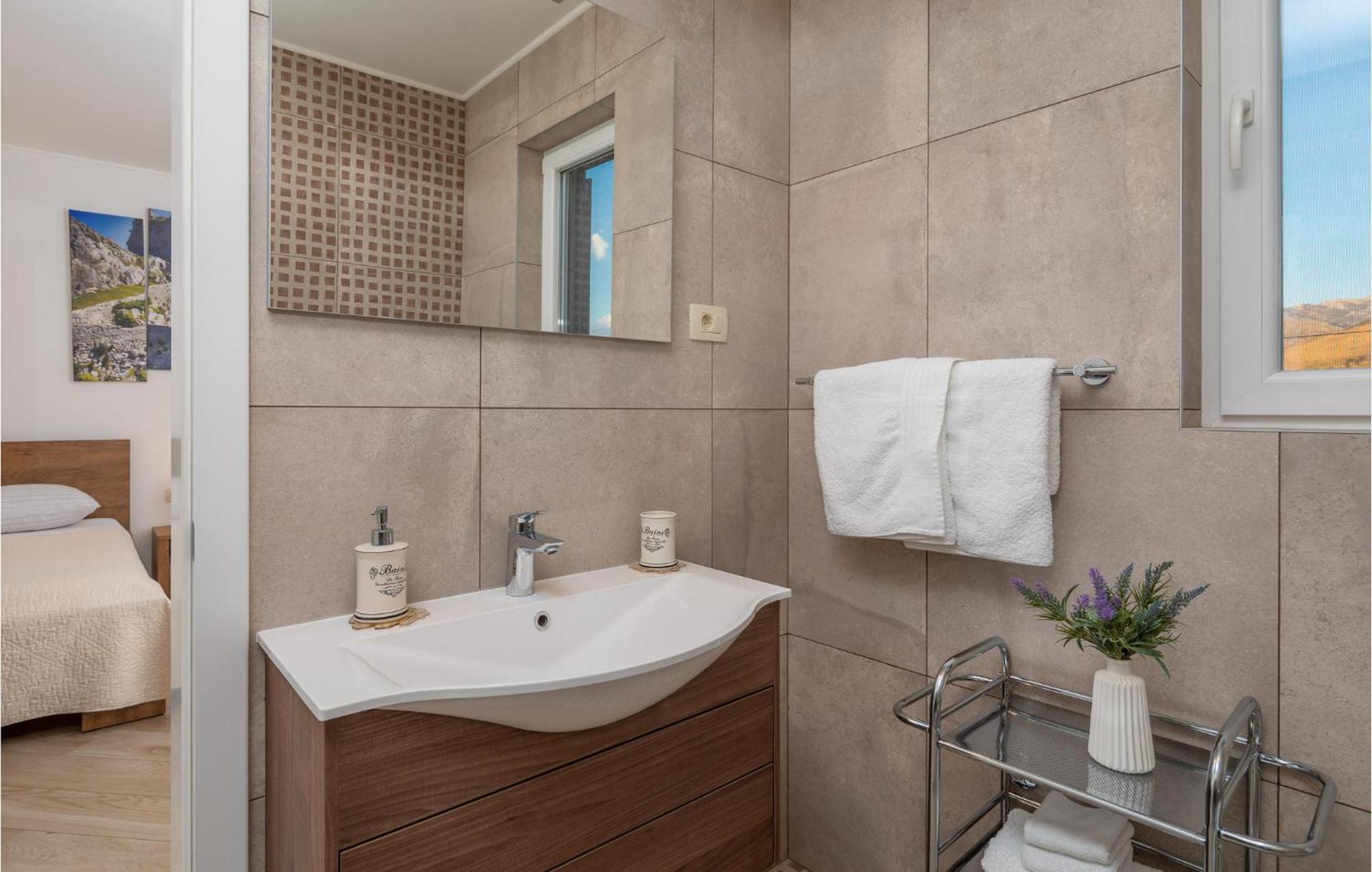 Cozy Home In Zrnovnica With Wifi Luaran gambar