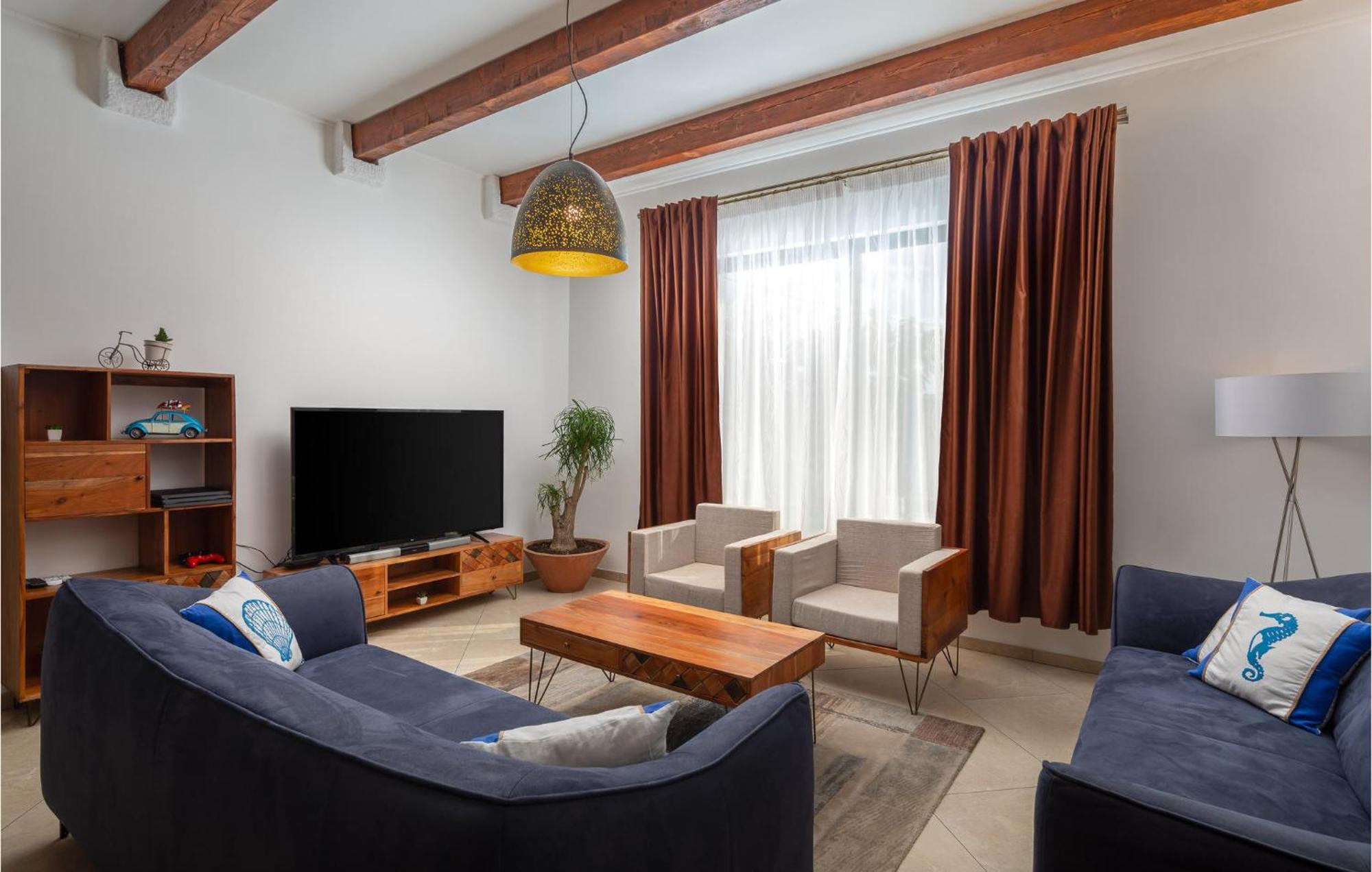 Cozy Home In Zrnovnica With Wifi Luaran gambar