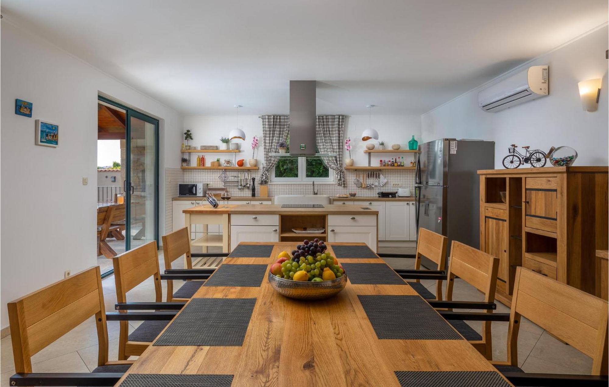 Cozy Home In Zrnovnica With Wifi Luaran gambar