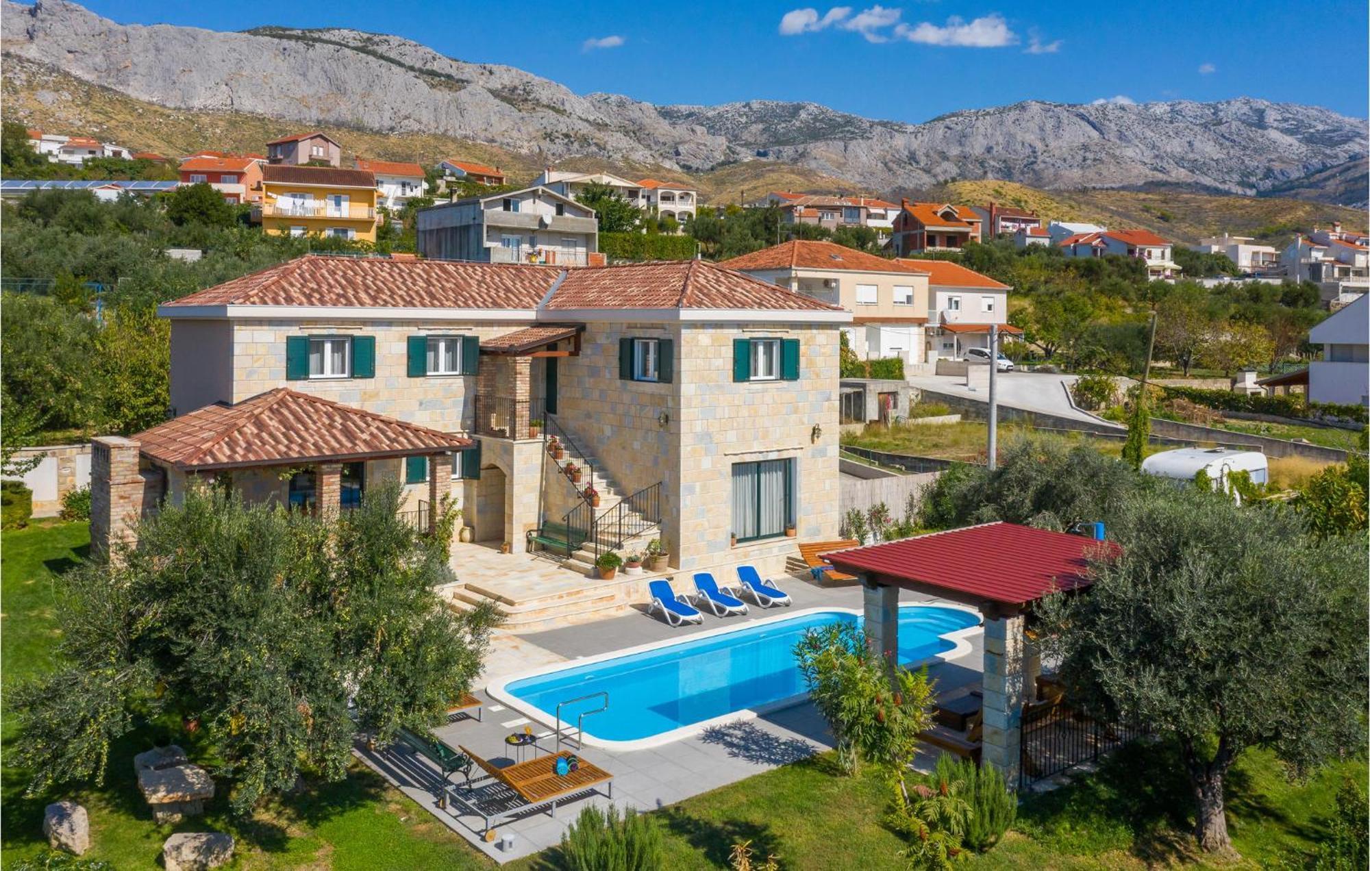 Cozy Home In Zrnovnica With Wifi Luaran gambar