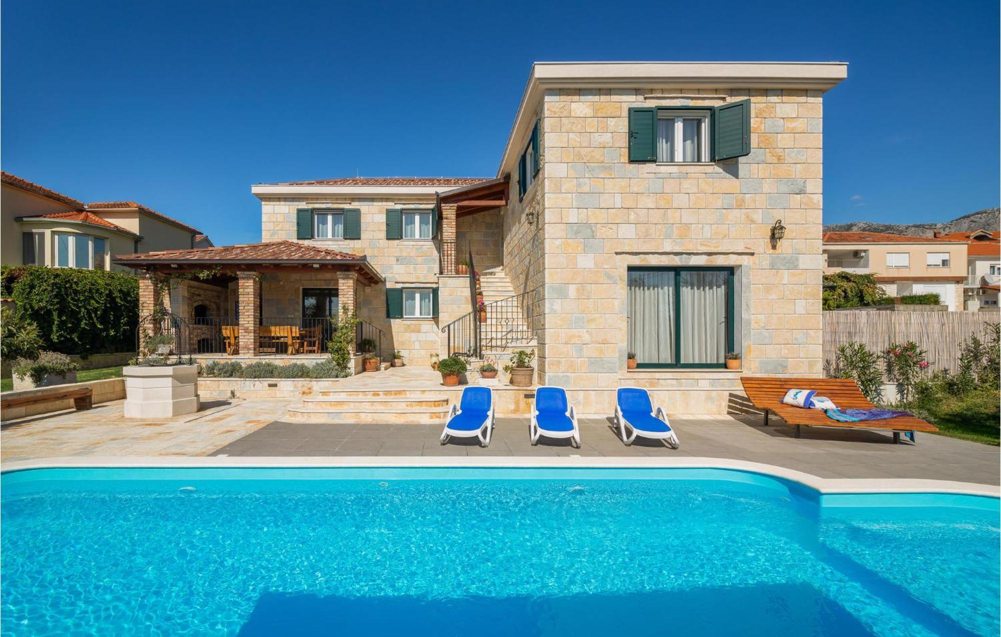 Cozy Home In Zrnovnica With Wifi Luaran gambar