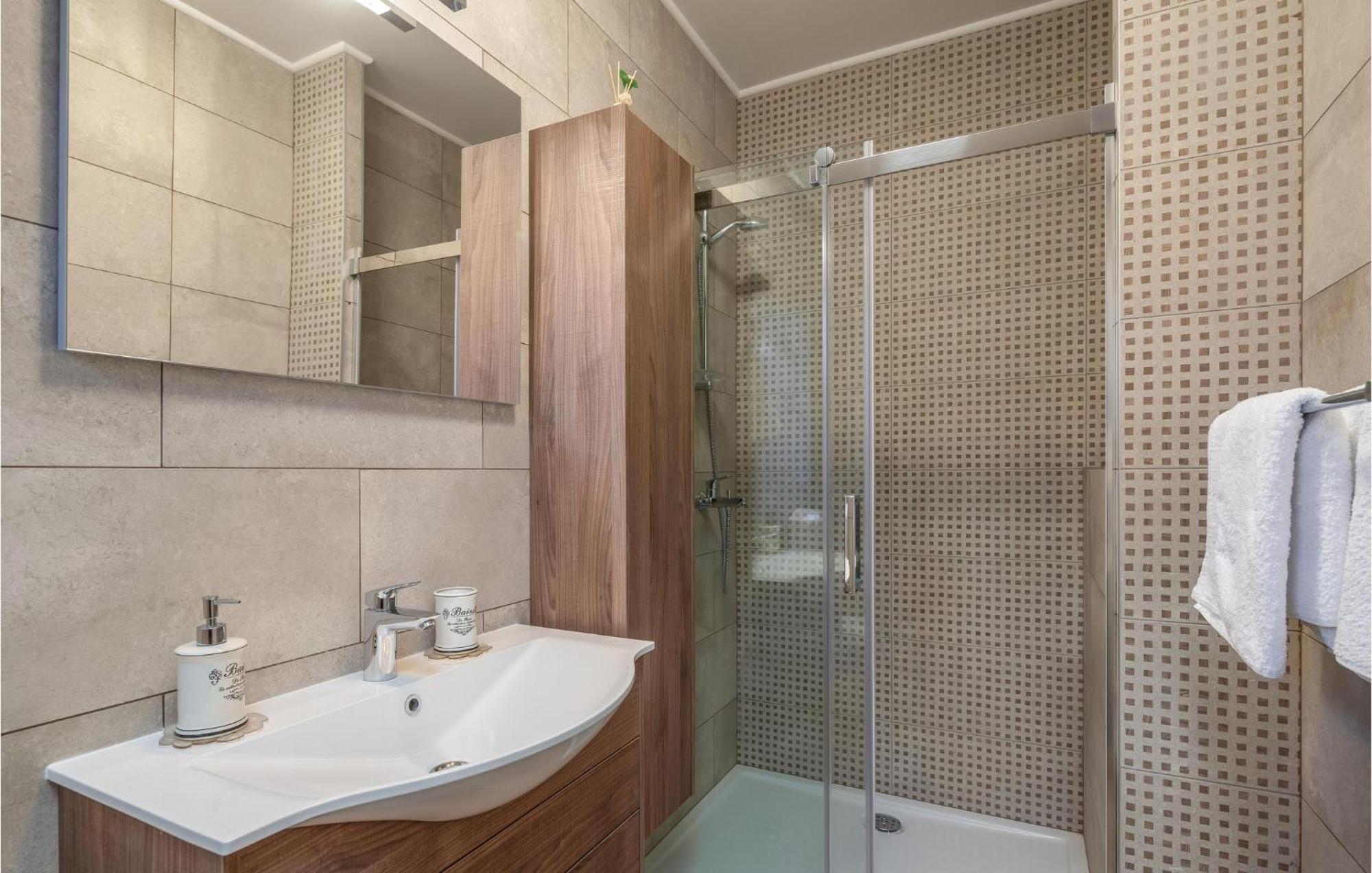 Cozy Home In Zrnovnica With Wifi Luaran gambar