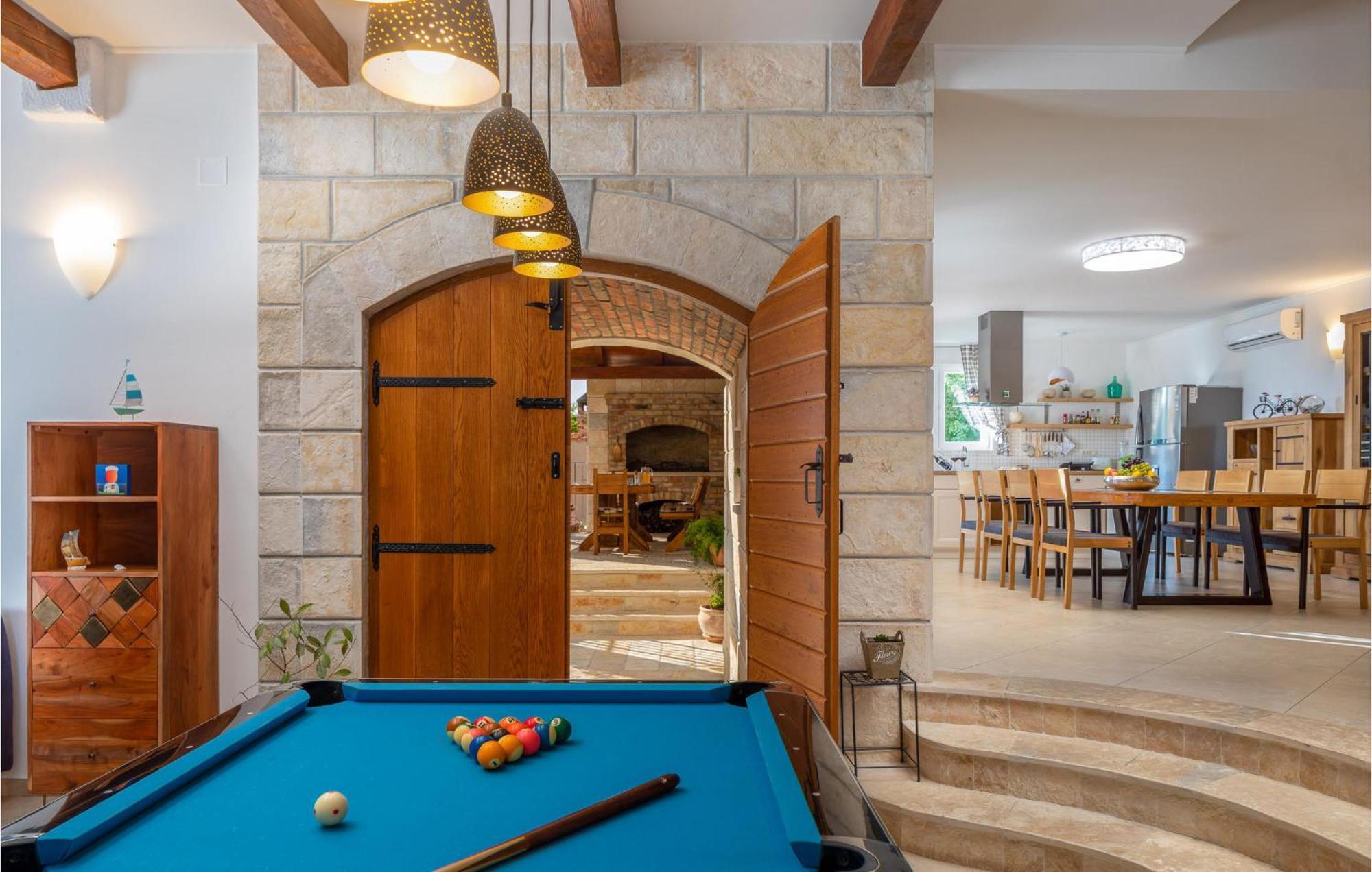Cozy Home In Zrnovnica With Wifi Luaran gambar