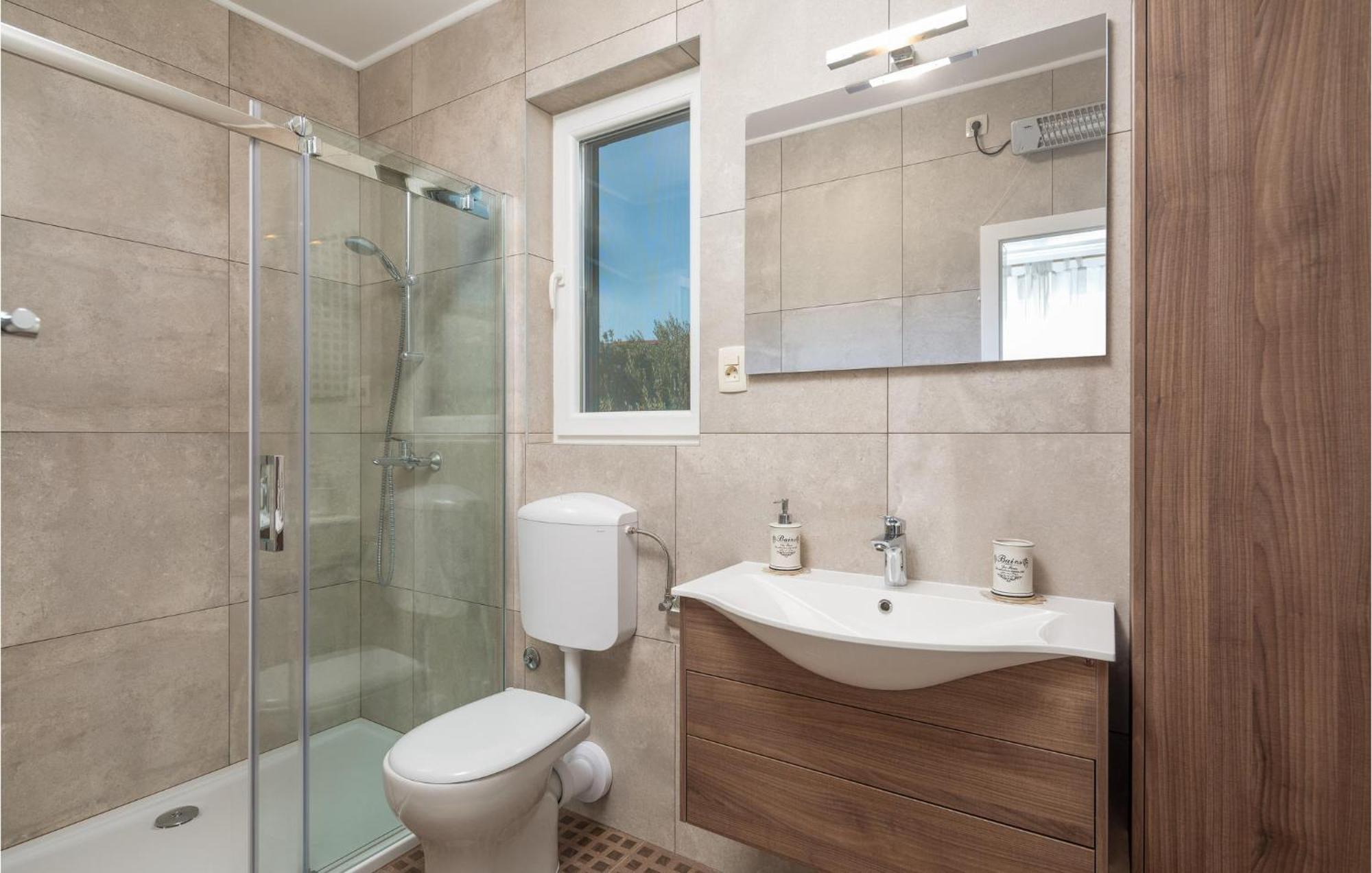Cozy Home In Zrnovnica With Wifi Luaran gambar