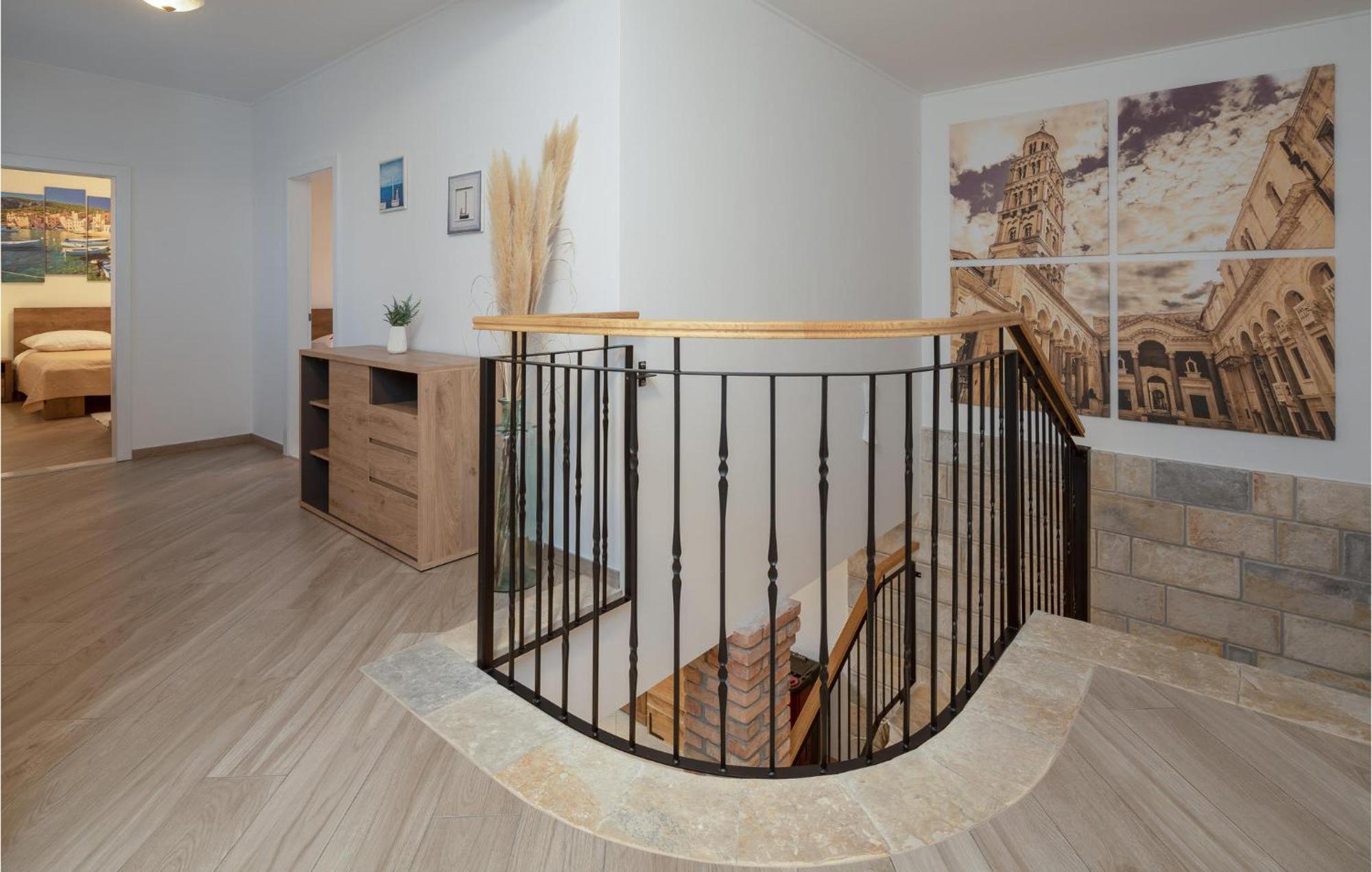 Cozy Home In Zrnovnica With Wifi Luaran gambar