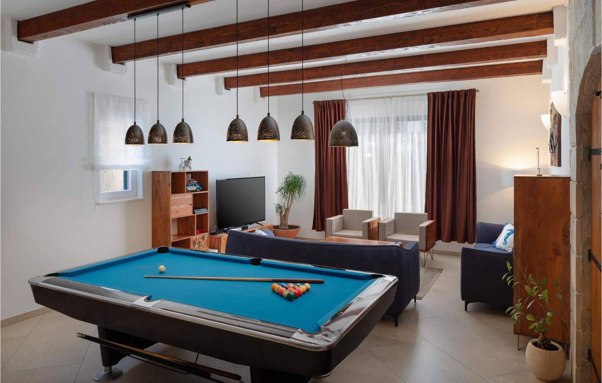 Cozy Home In Zrnovnica With Wifi Luaran gambar