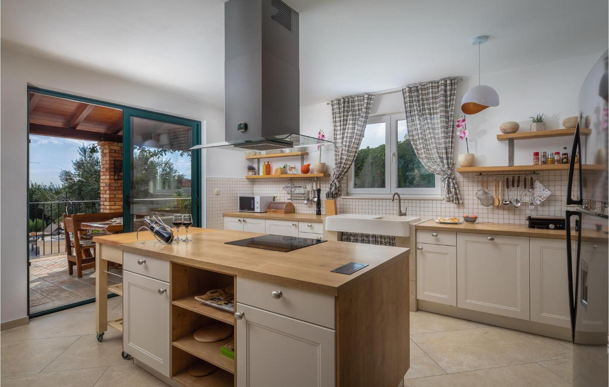 Cozy Home In Zrnovnica With Wifi Luaran gambar