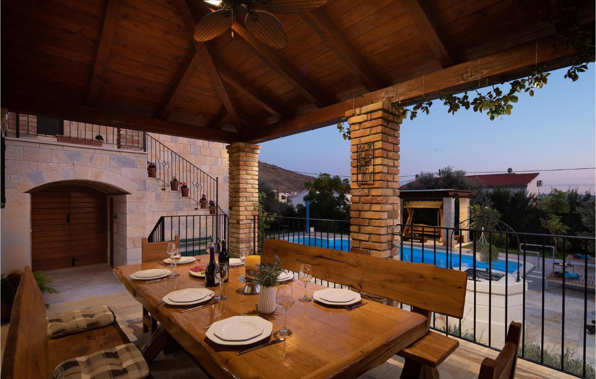 Cozy Home In Zrnovnica With Wifi Luaran gambar