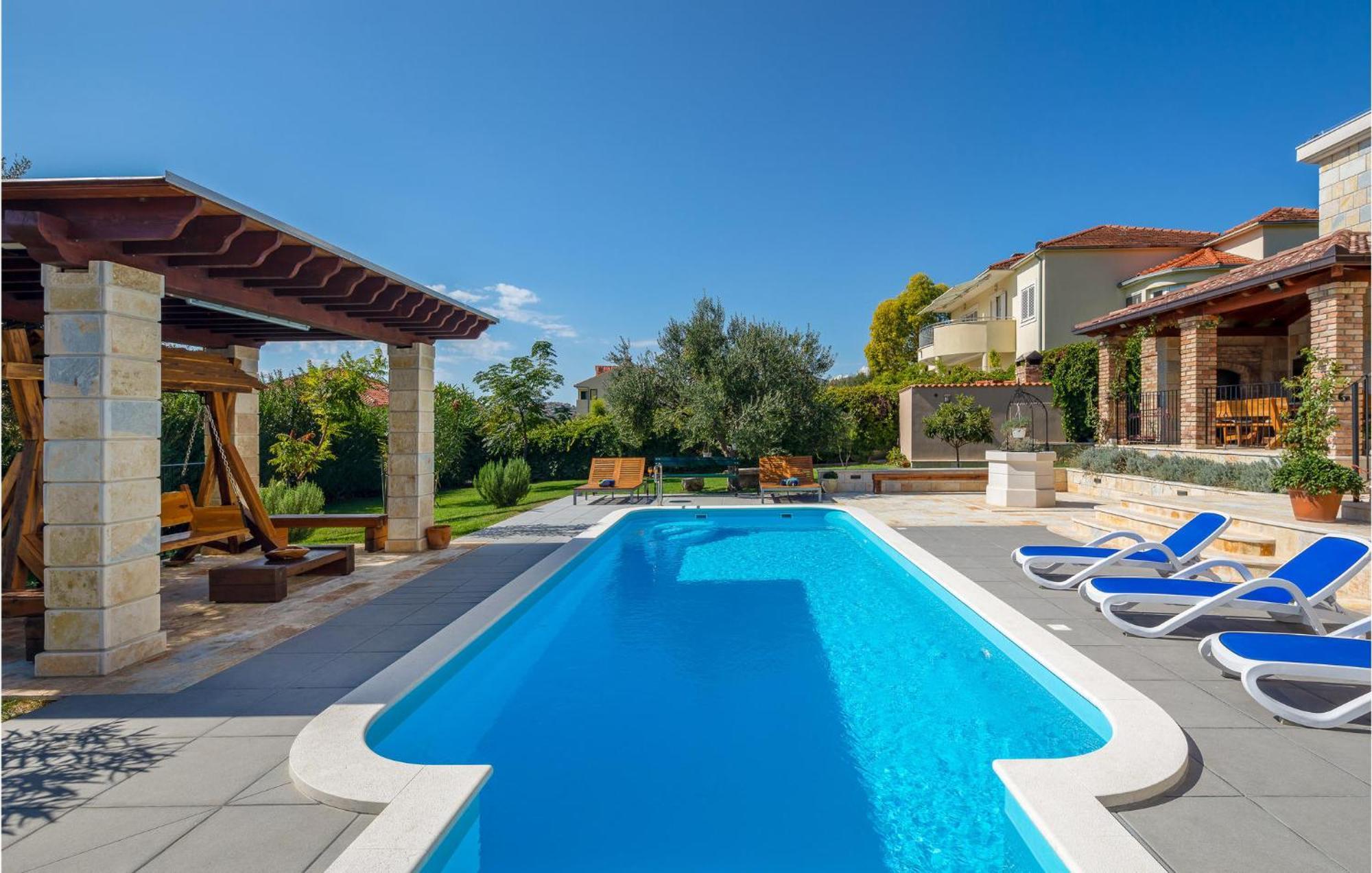 Cozy Home In Zrnovnica With Wifi Luaran gambar