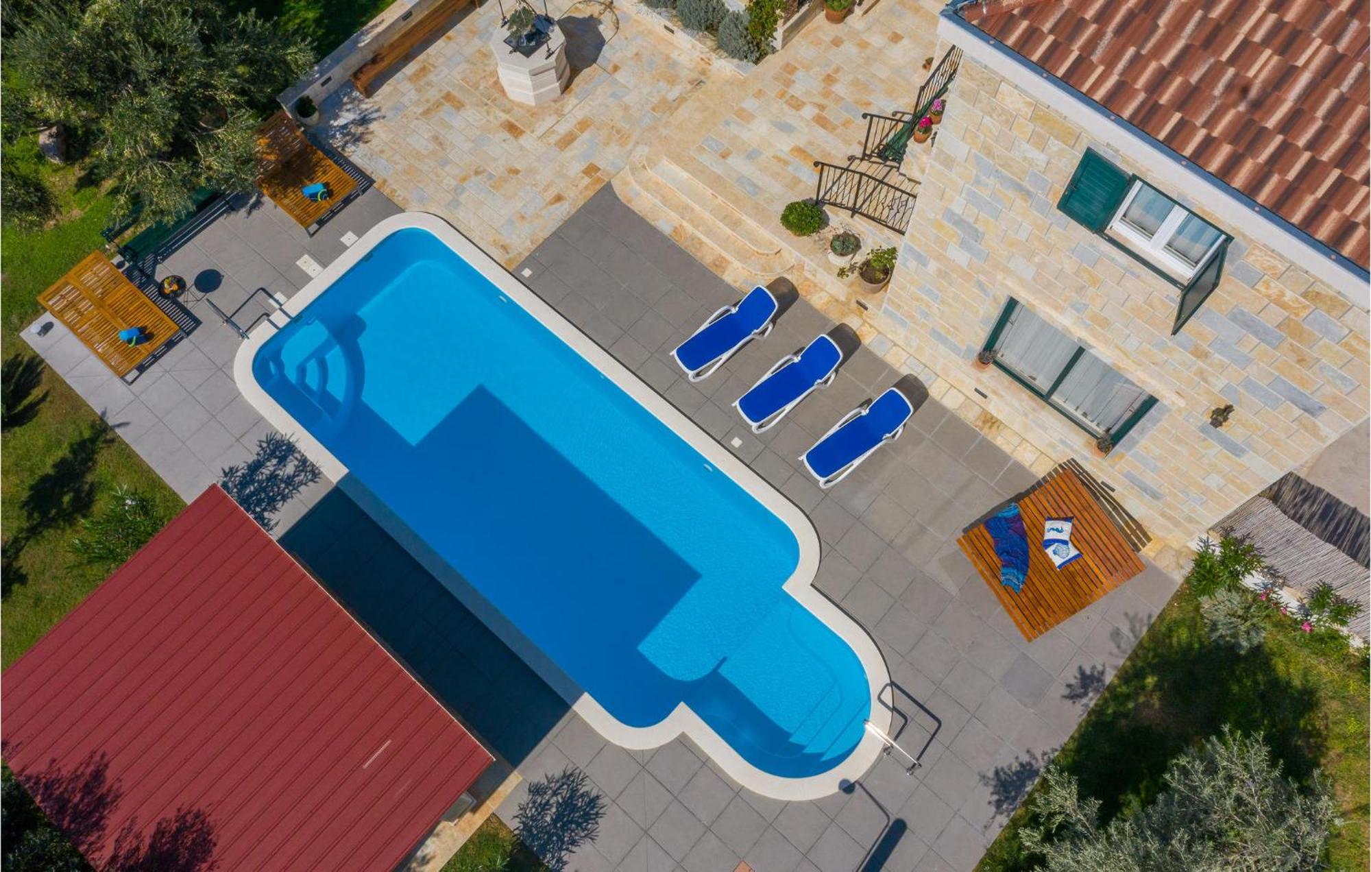 Cozy Home In Zrnovnica With Wifi Luaran gambar