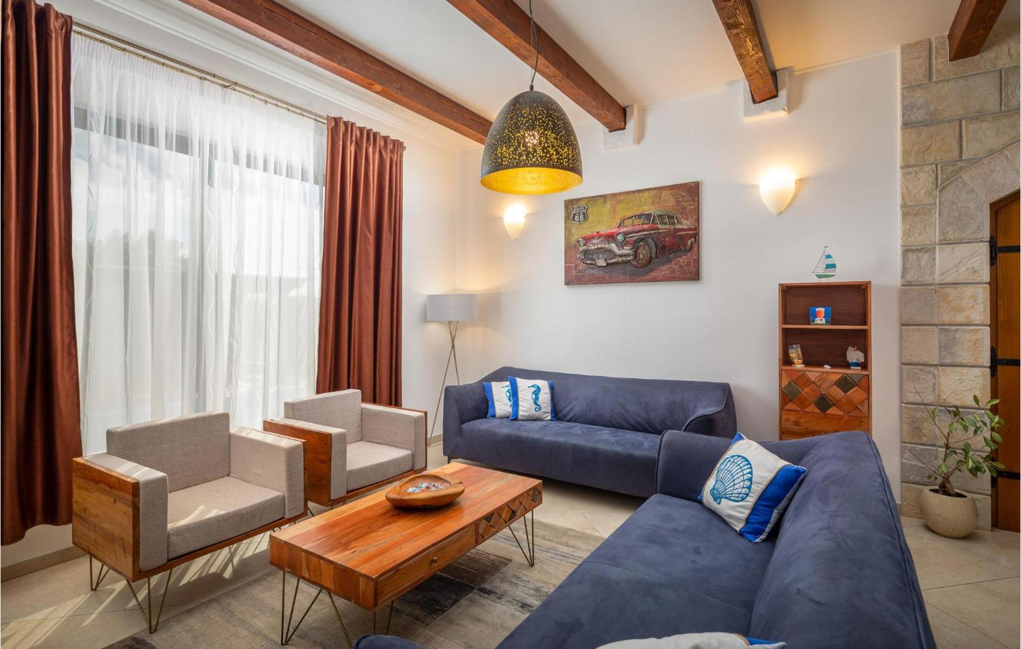 Cozy Home In Zrnovnica With Wifi Luaran gambar