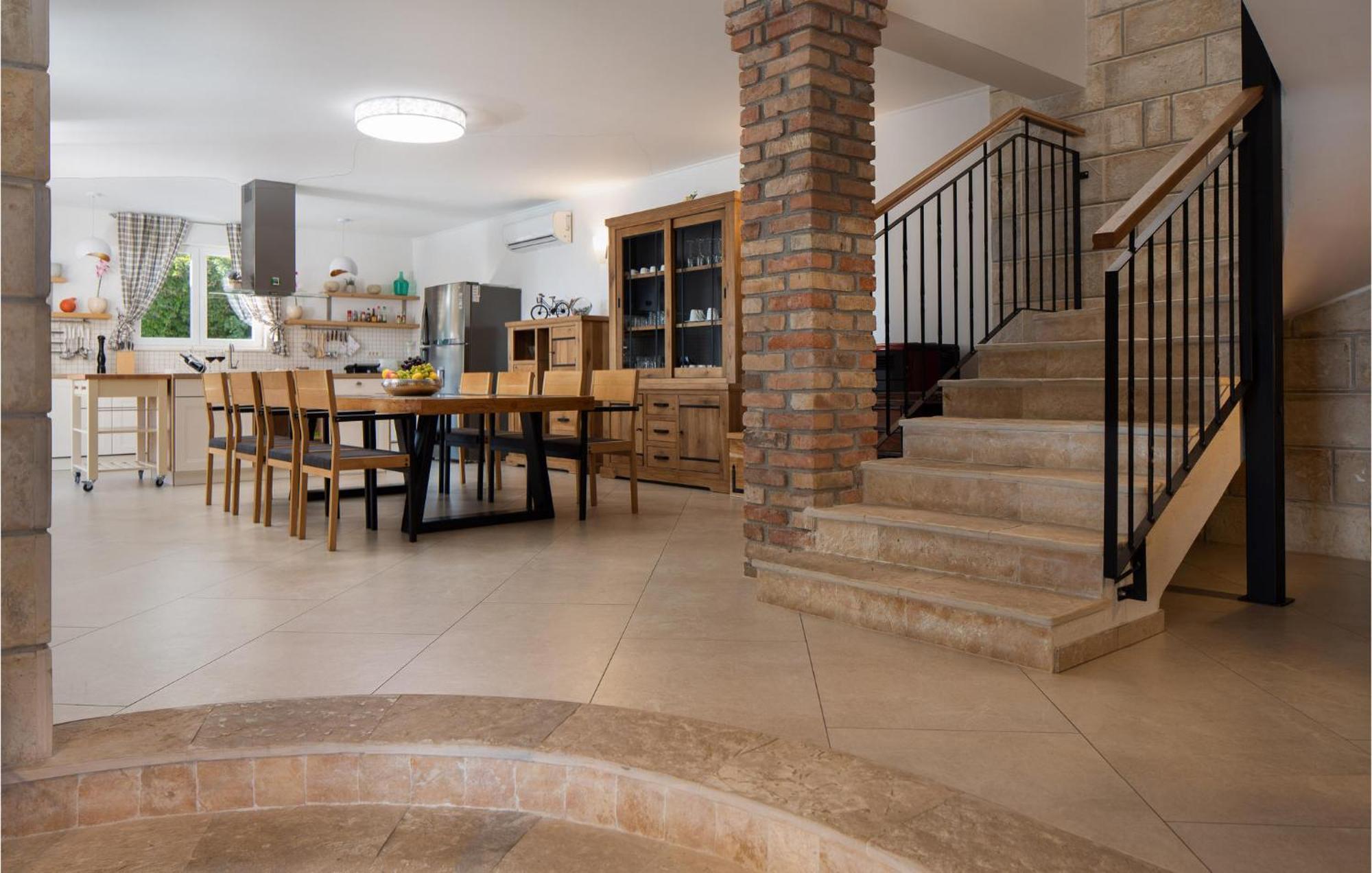 Cozy Home In Zrnovnica With Wifi Luaran gambar